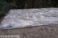 Terras aanleggen en betonpoeren plaatsen