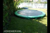 Gazon met ingebouwde trampoline