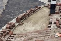 Straatwerk van rode klinkers in waalformaat