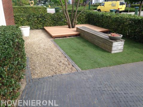 Kleine tuin met vlonder, bankje en gazon