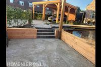Tuinaanleg met bestrating, houten pergola en carport