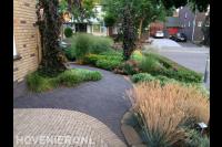 Bestrating van gebakken klinkers en kleurrijke beplanting
