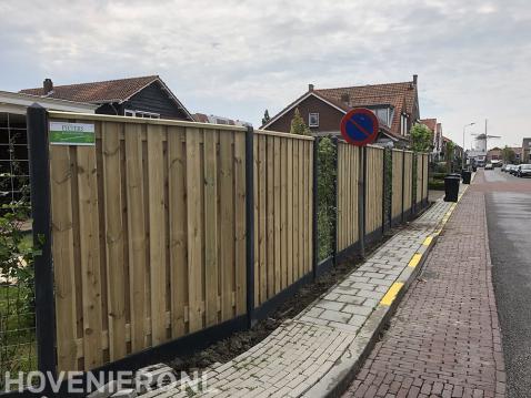 Hout beton schutting met schermen van betongaas met klimop