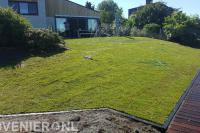 Gazon van graszoden bij tuin aan het water