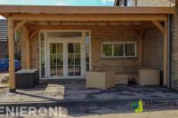 Houten veranda met loungeset