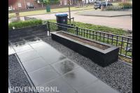 Onderhoudsarme tuin met bestrating, split en plantenbakken