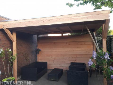 Houten overkapping met loungeset