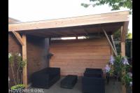 Houten overkapping met loungeset