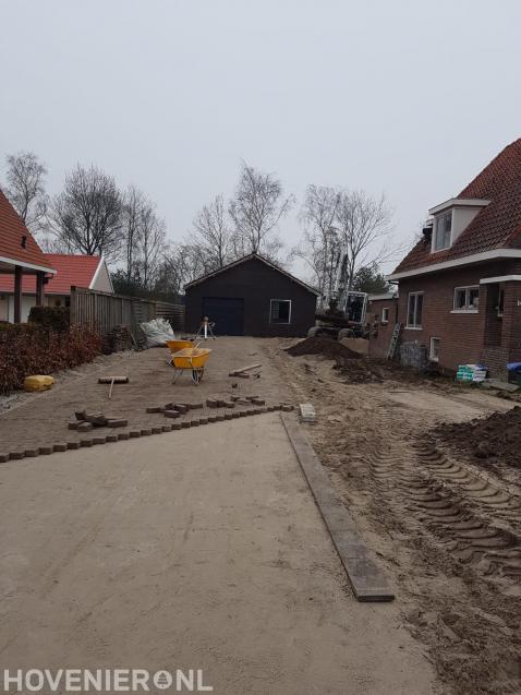 Oprit bestraten met betonklinkers