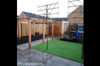 Tuinaanleg met bestrating, kunstgras, houten pergola en leibomen
