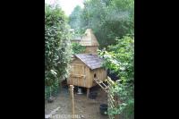 Houten kippenhok in de vorm van een kerk