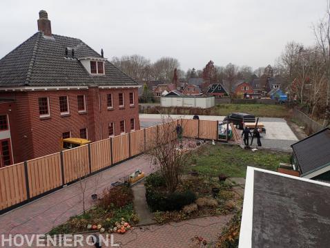 Hout beton schutting bij villa