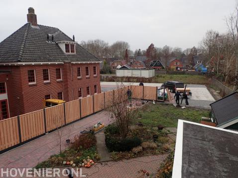 Hout beton schutting bij villa