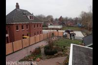 Hout beton schutting bij villa
