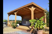 Houten veranda met vlonder en tuinmeubels