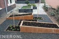 Plantenbakken van cortenstaal in onderhoudsvriendelijke tuin