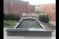 Strakke vijver met niveauverschillen en watermuur