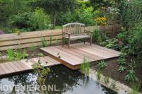 Vlonder met bankje bij vijver 1