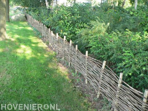 Tuinafscheiding van gevlochten wilgentenen