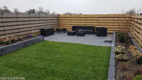 Tuinaanleg met terras, graszoden en plantenbakken