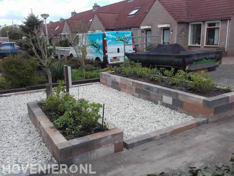 Onderhoudsvriendelijke tuin met plantenbakken en grind