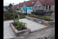 Onderhoudsvriendelijke tuin met plantenbakken en grind