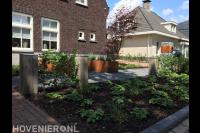 Voortuin met nieuwe beplanting, split en cortenstaal plantenbakken 1