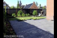 Tuin bestraten met tegels in wildverband