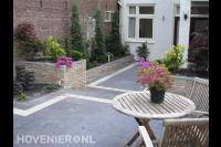 Tuin met hoogteverschil en verhoogde borders 1