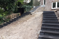 Maken van stenen trappen in tuin met hoogteverschil