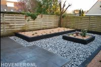 Onderhoudsarme tuin met bestrating, grind en plantenbakken