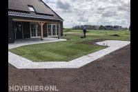 Tuinaanleg met sierbestrating en gazon van graszoden