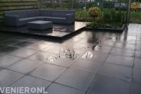 Verhoogd terras met loungeset