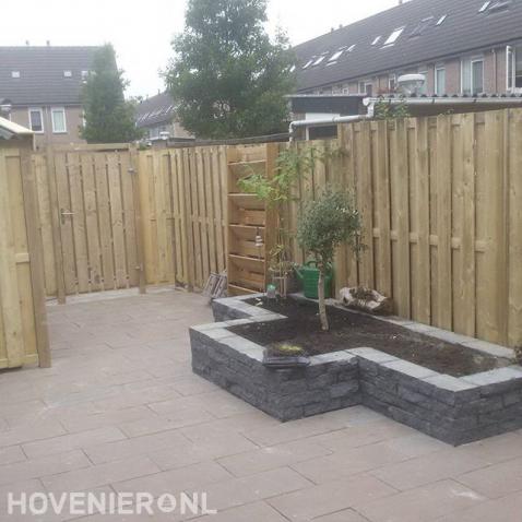 Houten schutting met poort