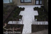 Bestrating van lichtgrijze betontegels