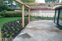 Tuin met gazon, vijver en robuuste houten pergola bij terras 1