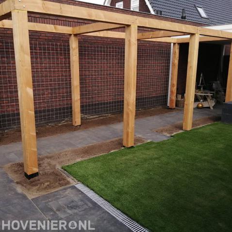 Robuuste houten pergola boven tuinpad