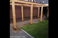 Robuuste houten pergola boven tuinpad