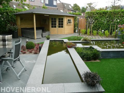 Tuin met vijver en houten tuinhuis met overkapping 1