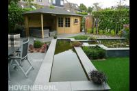 Tuin met vijver en houten tuinhuis met overkapping 1