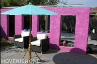 Moderne strakke tuin met kleurrijke accenten 2