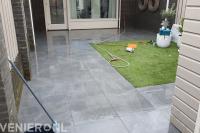 Straatwerk van siertegels en kunstgras leggen