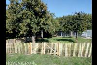 Hekwerk van kastanjehouten palen met poort