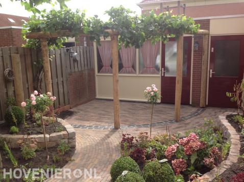 Compacte tuin met nieuwe bestrating en pergola 2