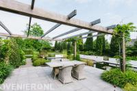 Moderne tuin met veel groen en vijvers 1