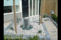 Waterornament in border met witte keien