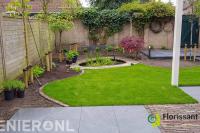 Achtertuin met terras, gazon, kleine vijver en leibomen