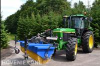 Tractor met veegmachine