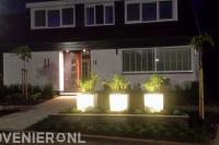 Moderne voortuin met witte plantenbakken en spot verlichting 2