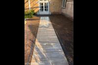 Bestrating met klinkers en keramische tegels met houtmotief